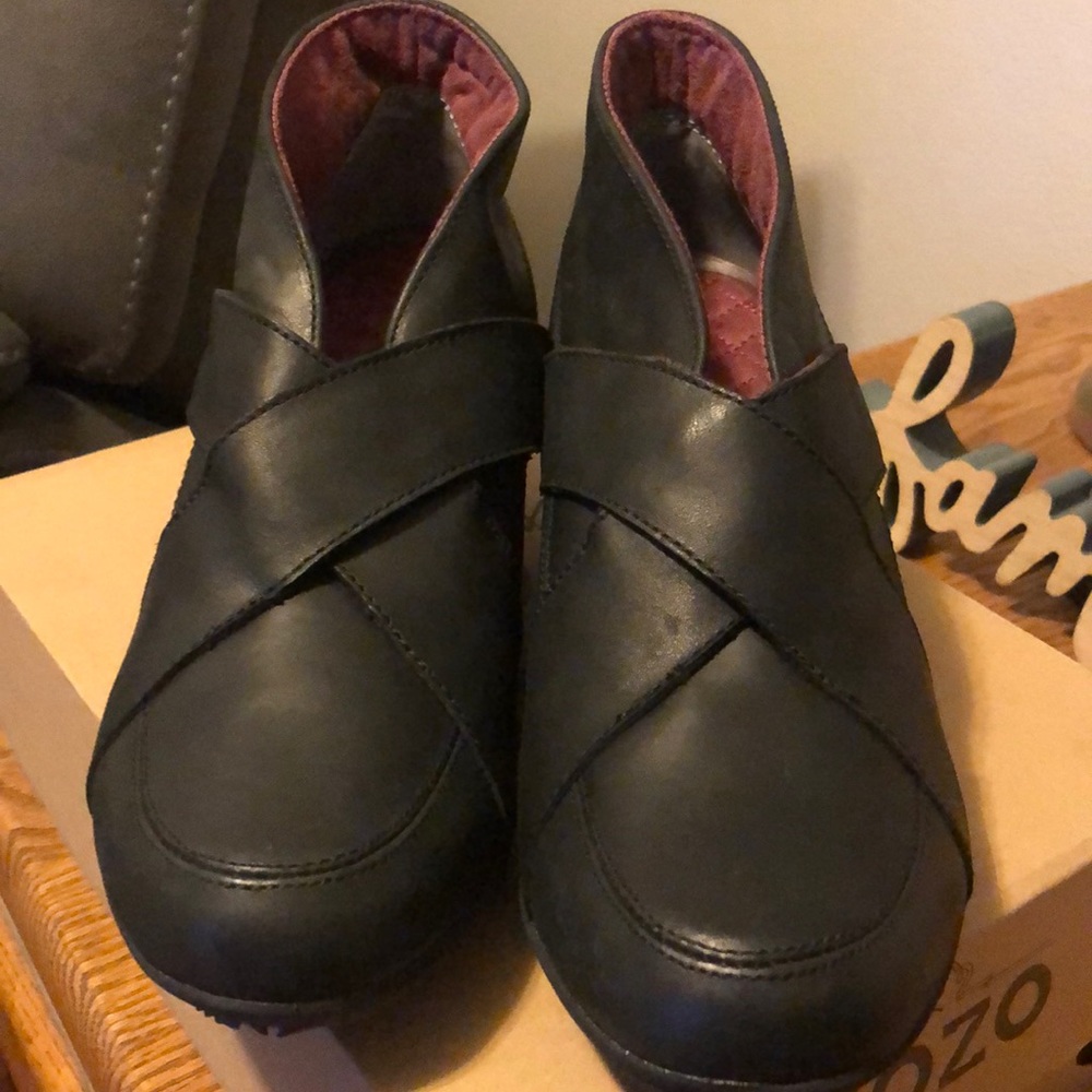 Mozo Women’s Black Descanso size 9
